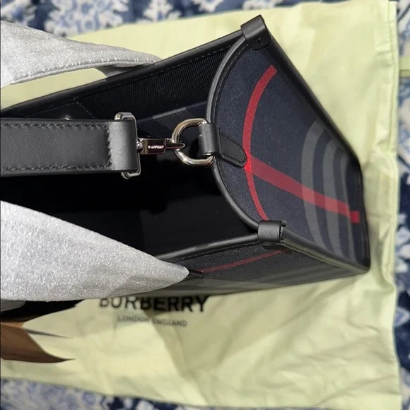 Men’s or Women’s Burberry Navy/Grey Checkered Tote/Messenger Bag! Brand NewW bag
